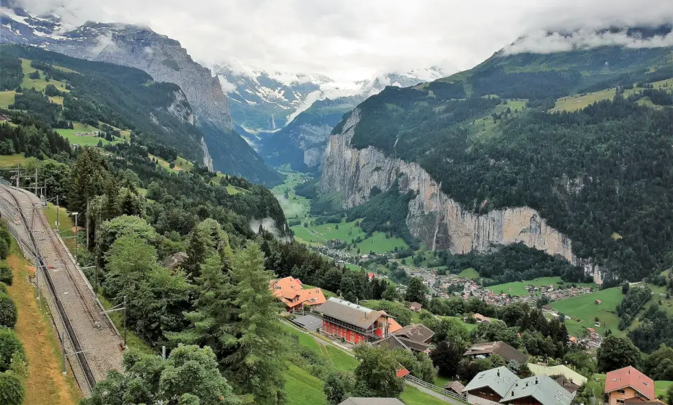 Acquisto vignetta autostradale svizzera: scopri le opportunità di viaggio nel paese!